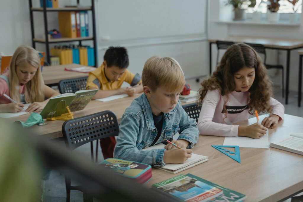 pexels-tima-miroshnichenko-5427648 Reino Unido denuncia adoctrinamiento de niños ucranianos (Imagen de Pexels)